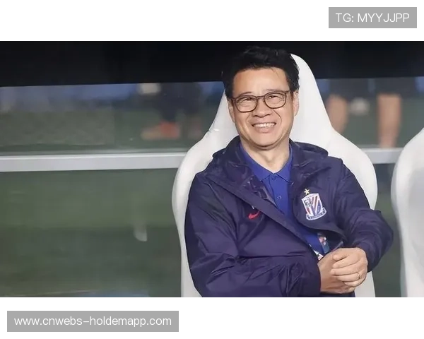 终场哨响，申花主帅斯卢茨基场边凝神思索