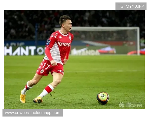 戈洛温两分钟两次助攻后因向裁判鼓掌被罚下 戈洛温两分钟两次助攻后因向裁判鼓掌被罚下