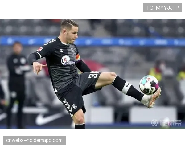 镜头捕捉：弗赖堡老将京特尔抽筋瞬间，凸显连续作战强度